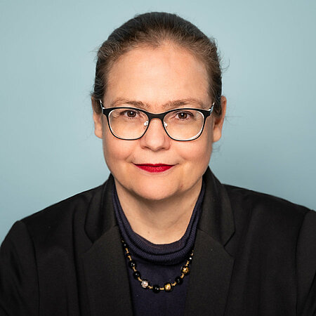 Portrait of Professor Verena Lepper looking into the camera