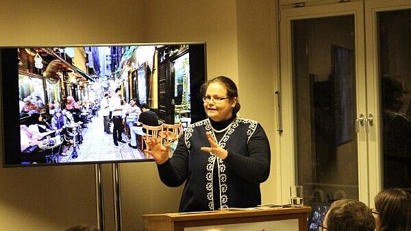 AGYA princpal investigator Verena Lepper opens the Salon Sophie Charlotte