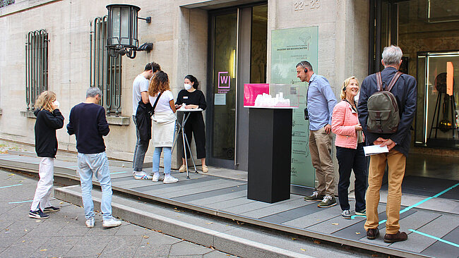 people entering the Salon Sophie Charlotte exhibition