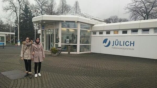 Two AGYA Members in front of the 'Forschungszentrum Jülich'